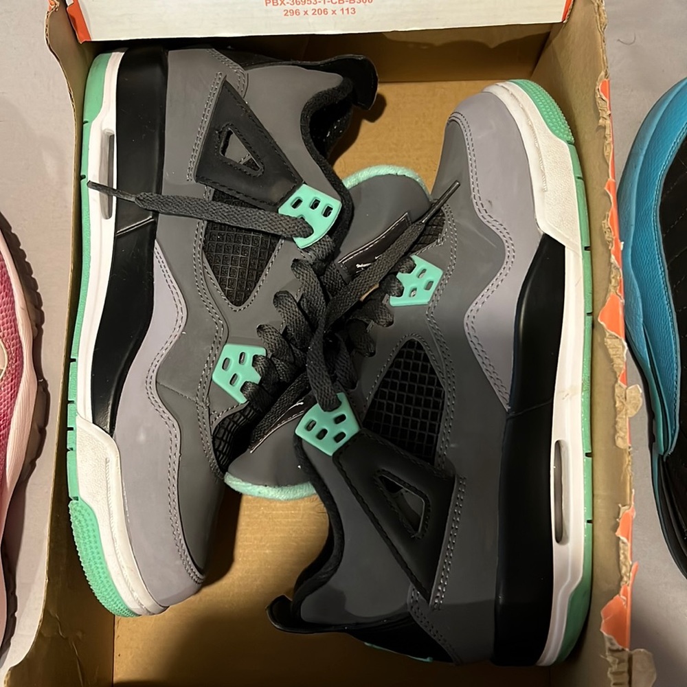 GREEN GLOW JORDAN 4s